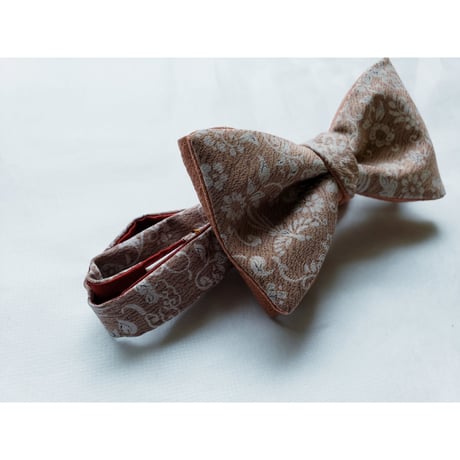 蝶ネクタイ　KIMONO fabric 　白抜き　型友禅　唐草 　上京蝶帯