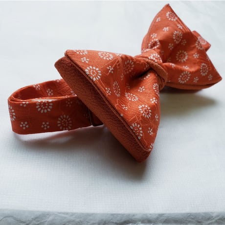蝶ネクタイ　KIMONO fabric 　白抜き　型友禅 　上京蝶帯