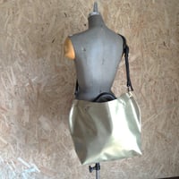 【nil】レザー パール加工仕上げ 2way トート ショルダーバッグ M ロゴ入り マット ゴールド シルバー nl-019gs-M