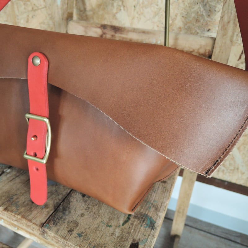 SLOW 栃木レザー　メッセンジャーバッグ　レザー　ブラウン　ロゴマーク SLOW 栃木レザー メッセンジャーバッグ レザー ブラウン ロゴ