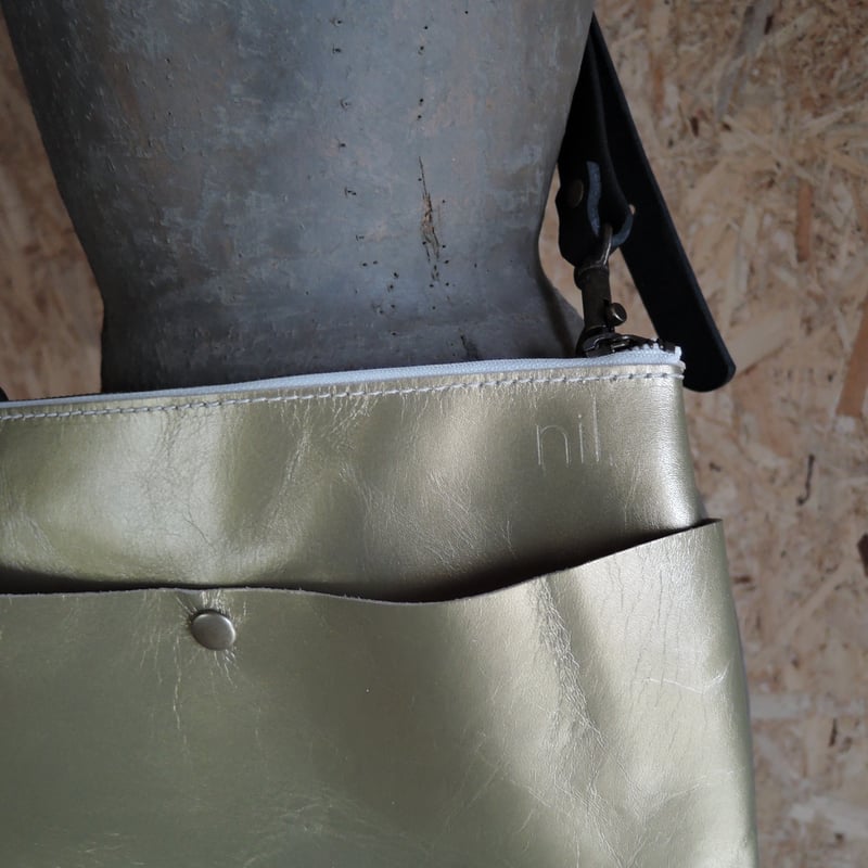 nil】レザー パール加工仕上げ 箔押し レザー サコッシュ 横型 nil】レザー パール加工仕上げ 箔押し レザー サコッシュ 横型