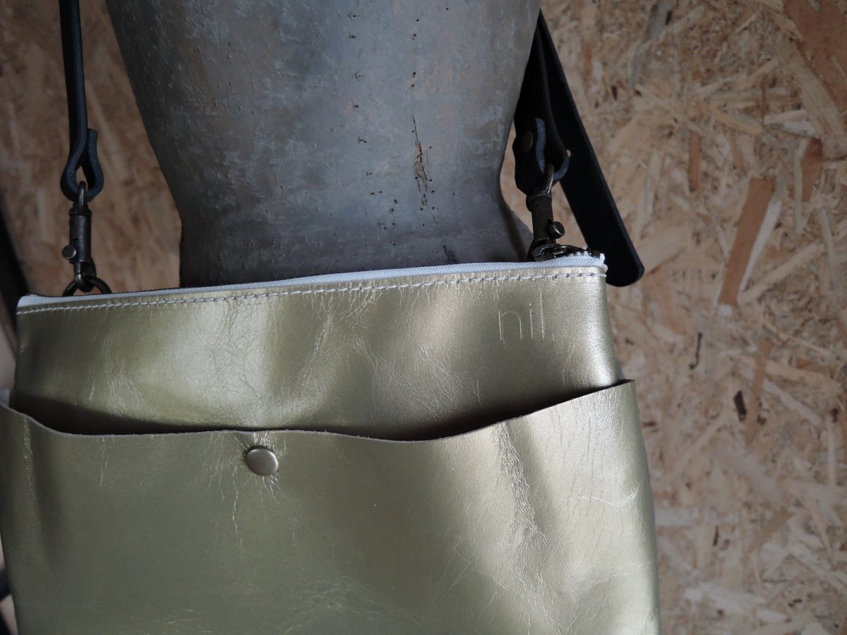 nil】レザー パール加工仕上げ 箔押し レザー サコッシュ 横型 2way