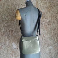 【nil】レザー パール加工仕上げ 箔押し レザー サコッシュ 縦型 2wayミニマルチポーチ ショルダーバッグ マット ゴールド シルバー nl-pouch_gs-H