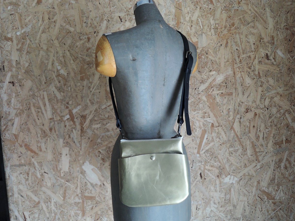 nil】レザー パール加工仕上げ 箔押し レザー サコッシュ 縦型 2way