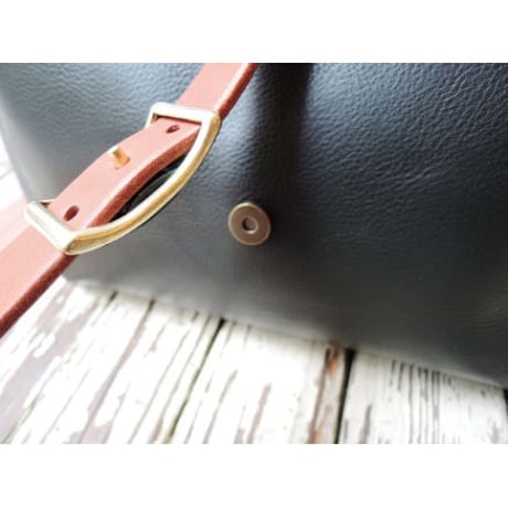 【OR320M】使い込むほどフィットするA4対応メッセンジャーバッグ(M) ネイビー【ORZO】