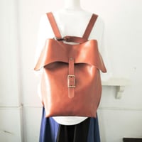 【OR320L】マグネット仕様で開け閉めしやすい A4対応レザーリュック キャメル【ORZO】