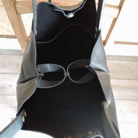 【nil】レザー 縦型トート バッグ(M) 金箔 箔押しロゴ入り  ブラック nl-002ｍ