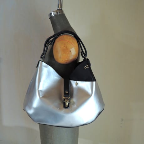 【nl028-2S】≪ロゴ箔押し有≫A4対応 2wayショルダートートバッグ(S) パール加工レザー シルバー【nil】