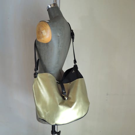 【nl028-2M】≪ロゴ箔押し有≫A4対応 2wayショルダートートバッグ(M) パール加工レザー ゴールド【nil】