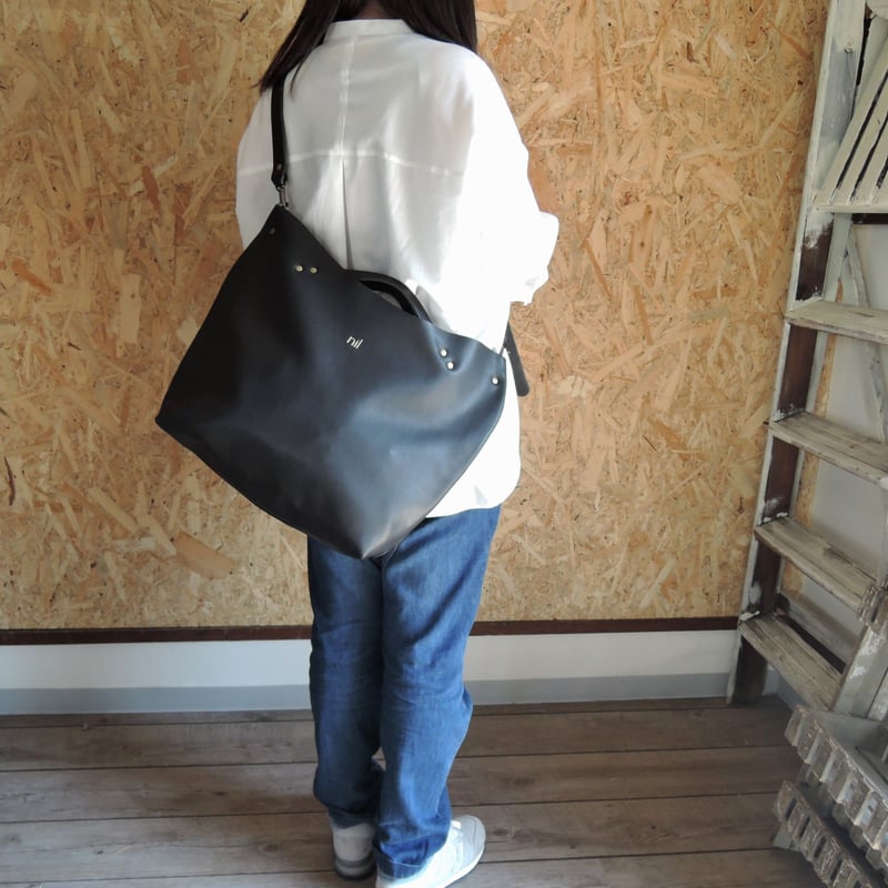 nil】レザー 2way ショルダーバッグ 金箔 箔押しロゴ入り A4収納 nil】レザー 2way ショルダーバッグ 金箔 箔押しロゴ入り A4収納