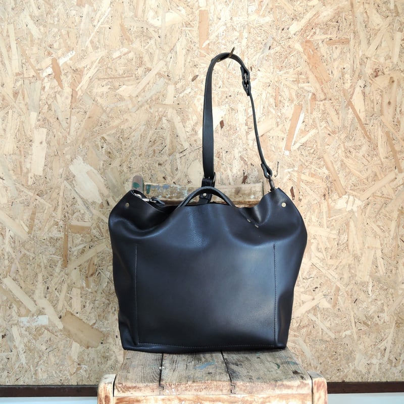 nil】レザー 2way ショルダーバッグ 金箔 箔押しロゴ入り A4収納 nil】レザー 2way ショルダーバッグ 金箔 箔押しロゴ入り A4収納