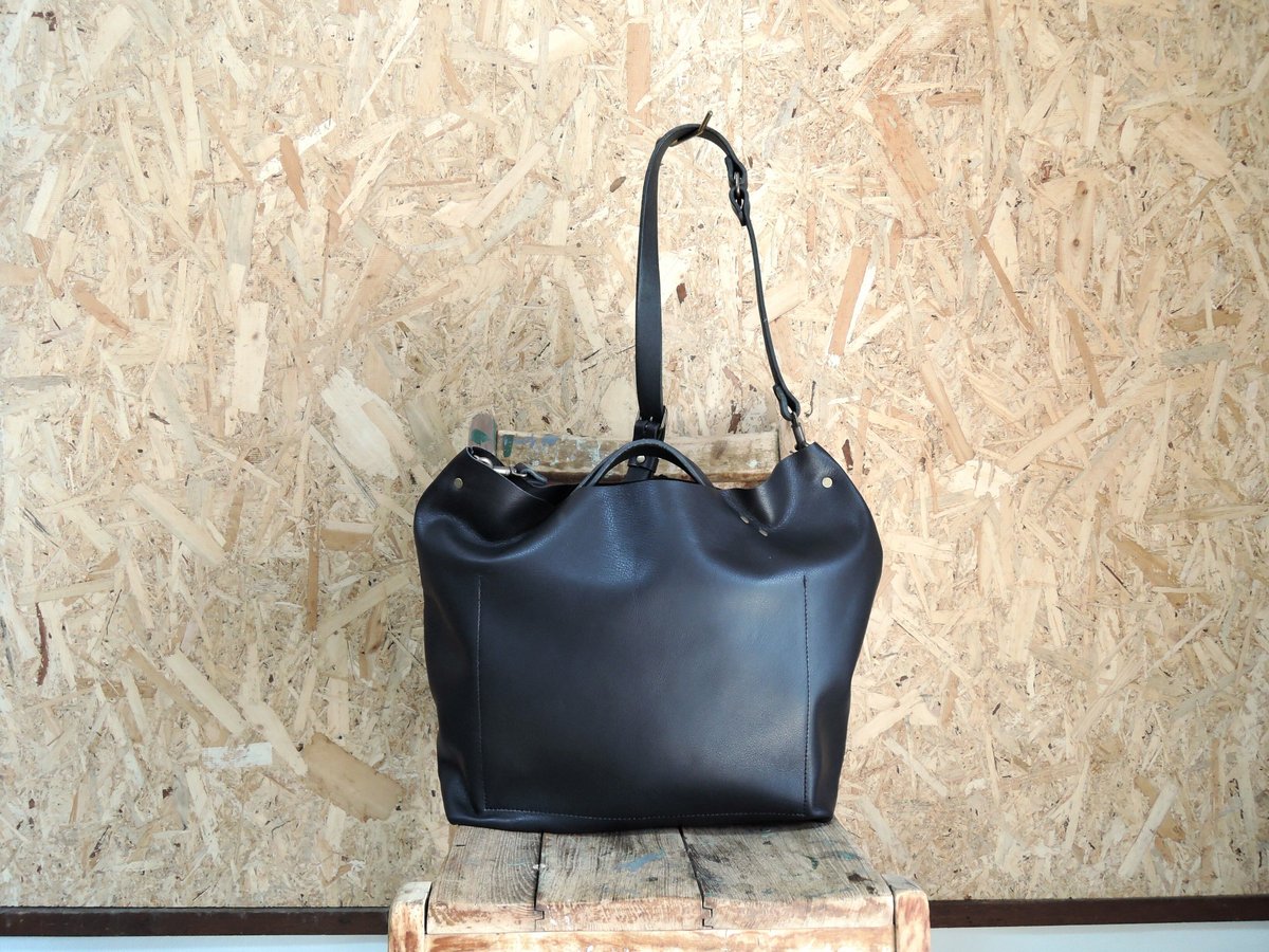 nil】レザー 2way ショルダーバッグ 金箔 箔押しロゴ入り A4収納 nil】レザー 2way ショルダーバッグ 金箔 箔押しロゴ入り A4収納