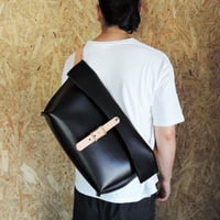 【ORZO】 ≪web限定≫ 栃木レザーメッセンジャー  ショルダー(M)A4対応 ブラック×ベージュ OR320t
