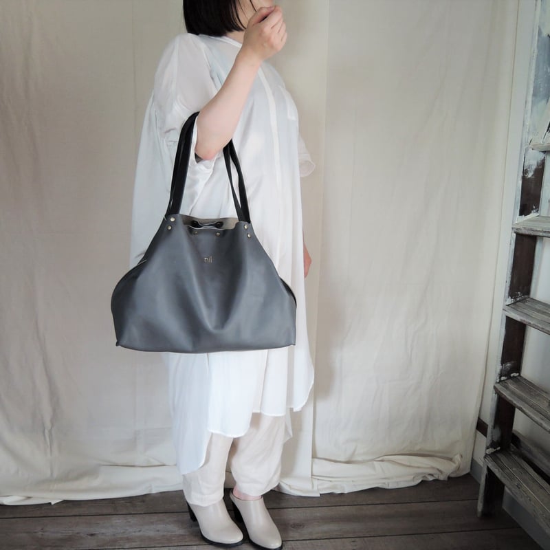 nil】レザー トートバッグ M 変形2way 金箔 箔押しロゴ入り nil】レザー トートバッグ M 変形2way 金箔 箔押しロゴ入り