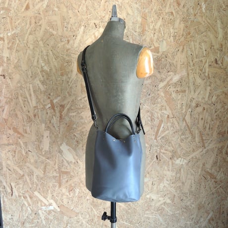 【nil】レザー 2way 縦型ミニトート ショルダーバッグ(S) 金箔 箔押しロゴ入り  グレー nl-002s