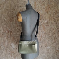 【nil】レザー パール加工仕上げ 箔押し レザー サコッシュ 横型 2wayミニマルチポーチ ショルダーバッグ マット ゴールド シルバー nl-pouch_gs-W