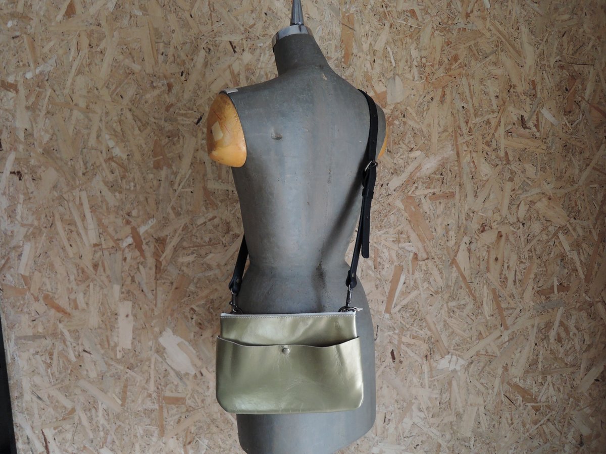 nil】レザー パール加工仕上げ 箔押し レザー サコッシュ 横型 2way