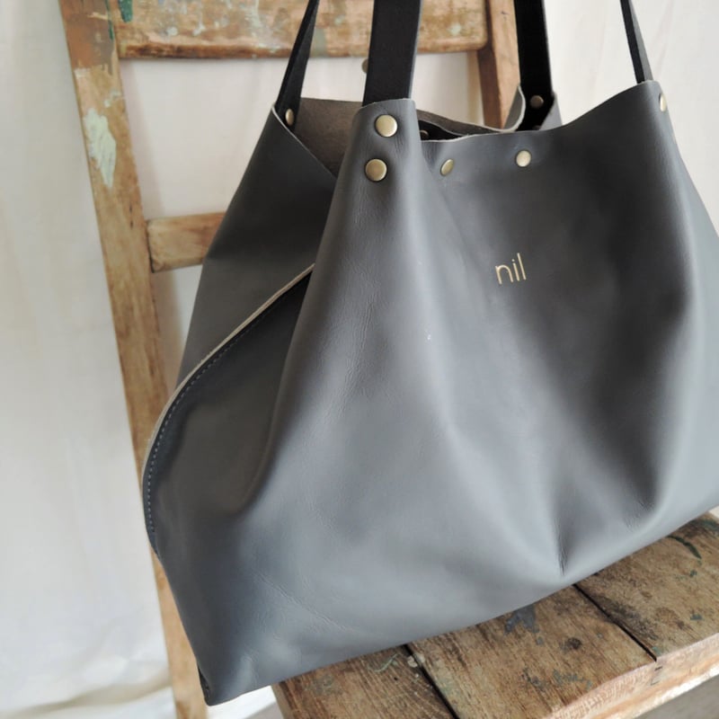 nil】レザー トートバッグ M 変形2way 金箔 箔押しロゴ入り nil】レザー トートバッグ M 変形2way 金箔 箔押しロゴ入り