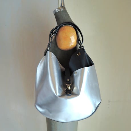 【nl028-2M】≪ロゴ箔押し有≫A4対応 2wayショルダートートバッグ(M) パール加工レザー シルバー【nil】