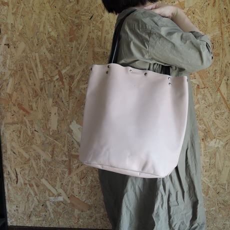 【nil】レザー 縦型トート バッグ(M) 金箔 箔押しロゴ入り  ベージュピンク nl-002ｍ