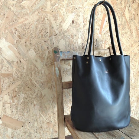 【nil】レザー 縦型トート バッグ(M) 金箔 箔押しロゴ入り  ブラック nl-002ｍ