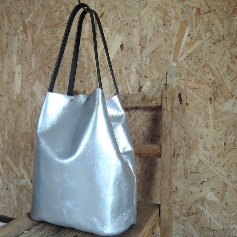 nil】レザー パール加工仕上げ 2way トートバッグ M ロゴ入り