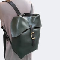 【OR320L】マグネット仕様で開け閉めしやすい A4対応レザーリュック ネイビー【ORZO】