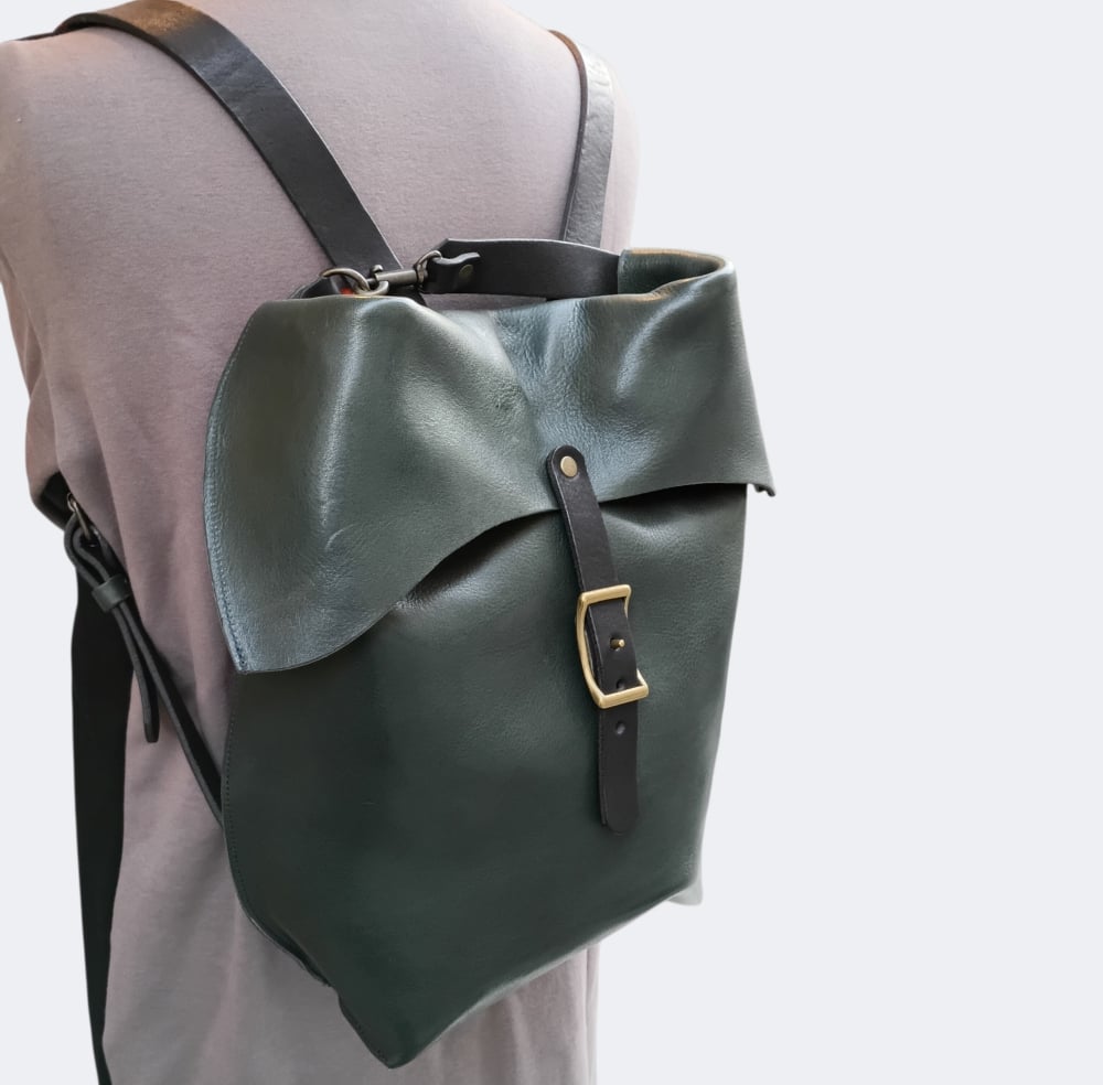 OR320L】マグネット仕様で開け閉めしやすい A4対応レザーリュック