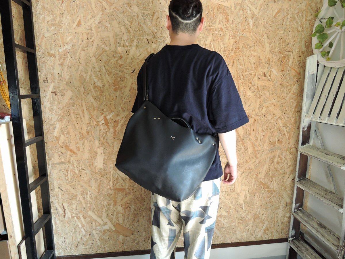 nil】レザー 2way ショルダーバッグ 金箔 箔押しロゴ入り A4収納 nil】レザー 2way ショルダーバッグ 金箔 箔押しロゴ入り A4収納