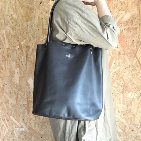 【nil】レザー 縦型トート バッグ(M) 金箔 箔押しロゴ入り  ブラック nl-002ｍ