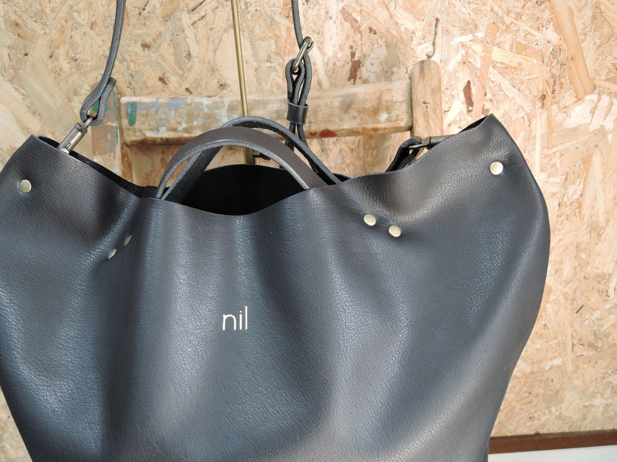 nil】レザー 2way ショルダーバッグ 金箔 箔押しロゴ入り A4収納 nil】レザー 2way ショルダーバッグ 金箔 箔押しロゴ入り A4収納