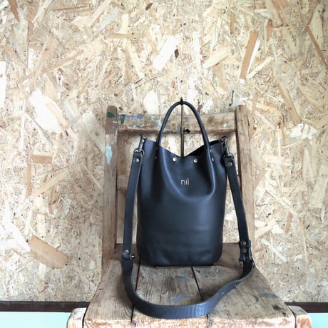 【nil】レザー 2way 縦型ミニトート ショルダーバッグ(S) 金箔 箔押しロゴ入り  ブラック nl-002s