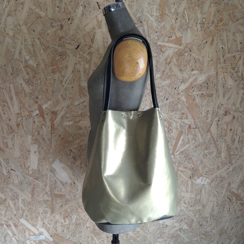 nil】レザー パール加工仕上げ 2way トートバッグ M ロゴ入り マット