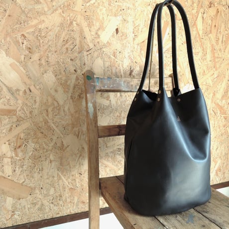 【nil】レザー 縦型トート バッグ(M) 金箔 箔押しロゴ入り  ブラック nl-002ｍ