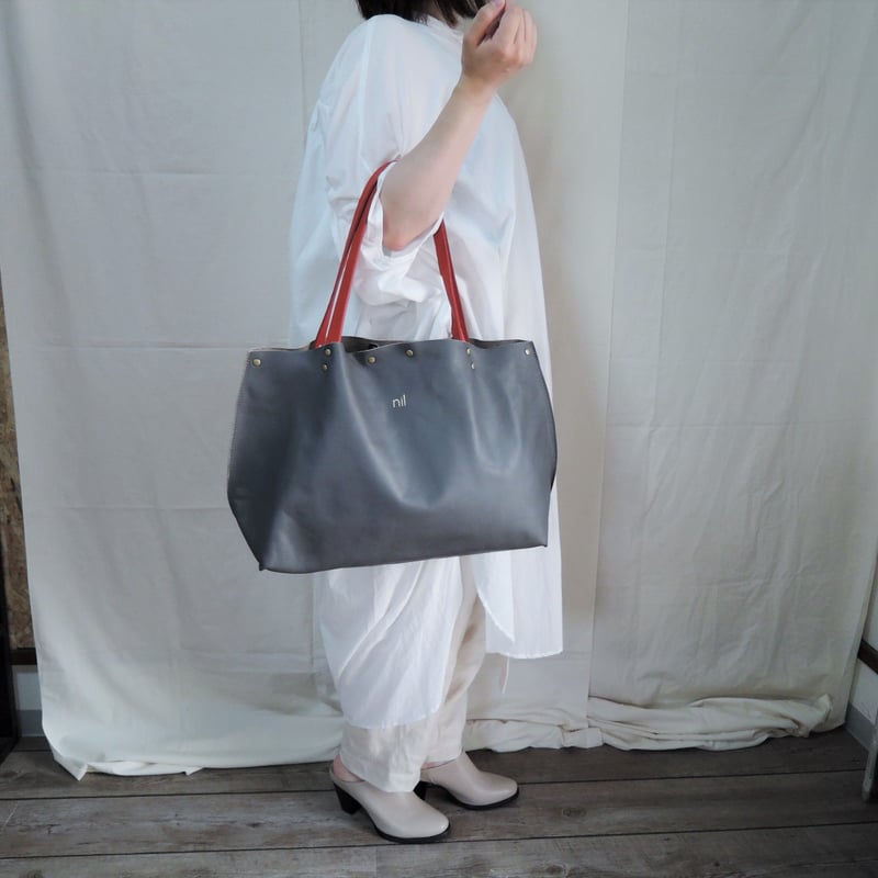 nil】レザー トートバッグ M 変形2way 金箔 箔押しロゴ入り nil】レザー トートバッグ M 変形2way 金箔 箔押しロゴ入り