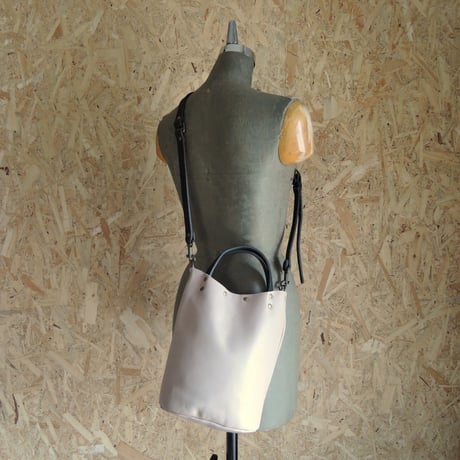 【nil】レザー 2way 縦型ミニトート ショルダーバッグ(S) 金箔 箔押しロゴ入り  ベージュピンク nl-002s