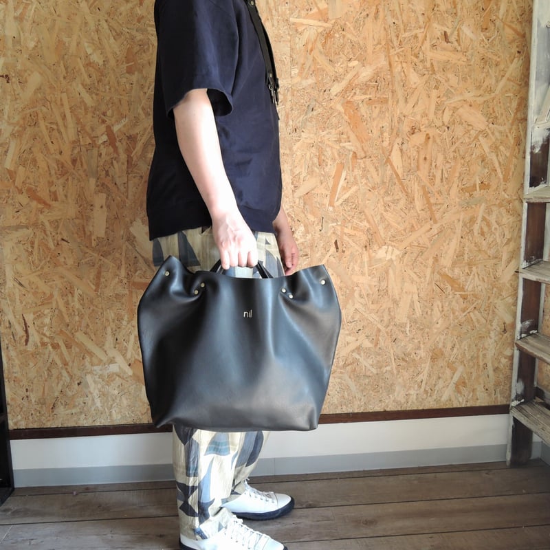 nil】レザー 2way ショルダーバッグ 金箔 箔押しロゴ入り A4収納 nil】レザー 2way ショルダーバッグ 金箔 箔押しロゴ入り A4収納