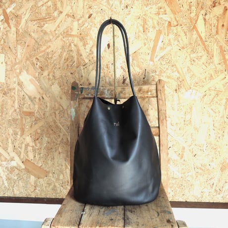 【nil】レザー 縦型トート バッグ(M) 金箔 箔押しロゴ入り  ブラック nl-002ｍ