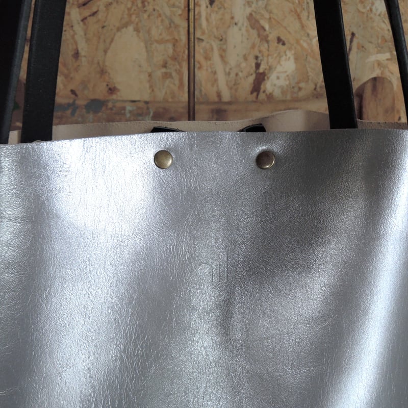 nil】レザー パール加工仕上げ 2way トートバッグ M ロゴ入り