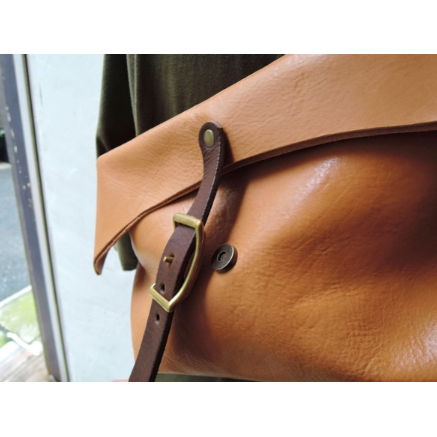 ベージュ レザー ショルダーバッグ 23区 レザー スタッズ ショルダーバッグ （ベージュ系） -ファッション