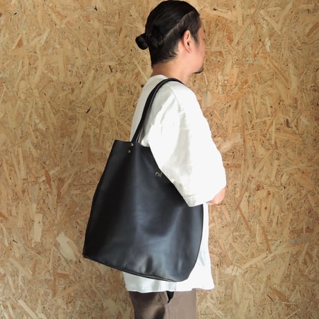 【nil】レザー 縦型トート バッグ(M) 金箔 箔押しロゴ入り  ブラック nl-002ｍ