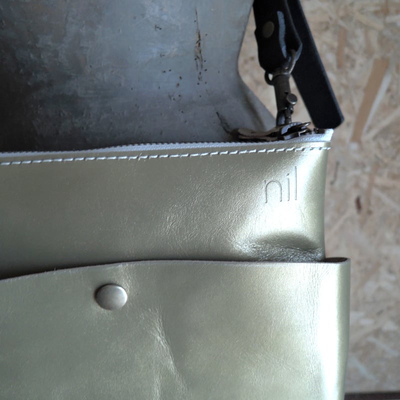 nil】レザー パール加工仕上げ 箔押し レザー サコッシュ 縦型