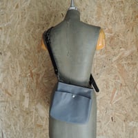 【nil】神戸 金箔 箔押し レザー サコッシュ 縦型 2wayミニマルチポーチ ショルダーバッグ グレー nl-pouch-H
