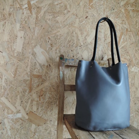 【nil】レザー 縦型トート バッグ(M) 金箔 箔押しロゴ入り  グレー nl-002ｍ