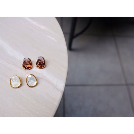 ボタンピアス