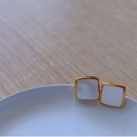 シェルのボタンピアス
