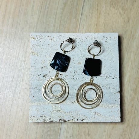 渦巻きのピアス