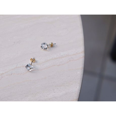 キューブピアス