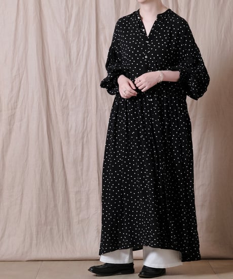 UNIVERSAL TISSU｜ウォッシャブルウール天竺 モックネックワンピース UNIVERSAL TISSU｜ウォッシャブルウール天竺 モックネックワンピース