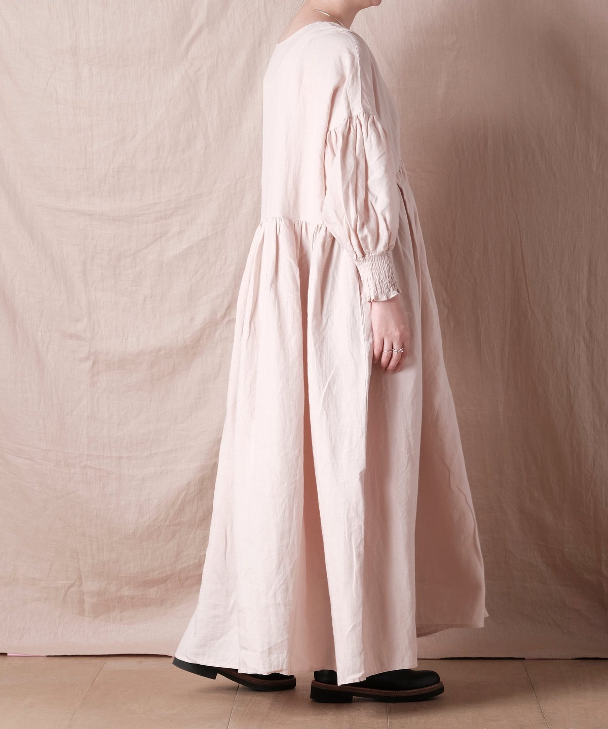 UNIVERSAL TISSU】トリプルワッシャーリネン Vネックワンピース